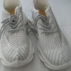 Tennis shoes